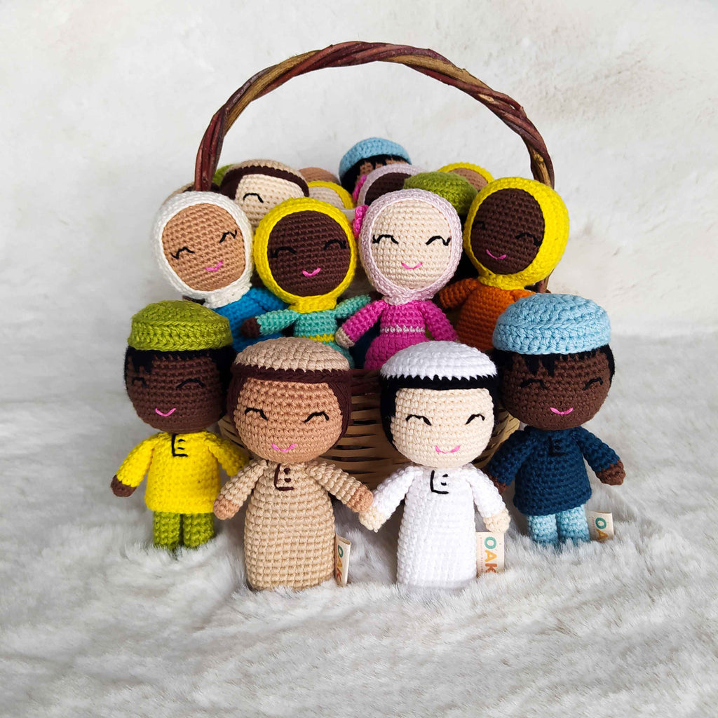 mini amigurumi crochet diverse dolls in a basket