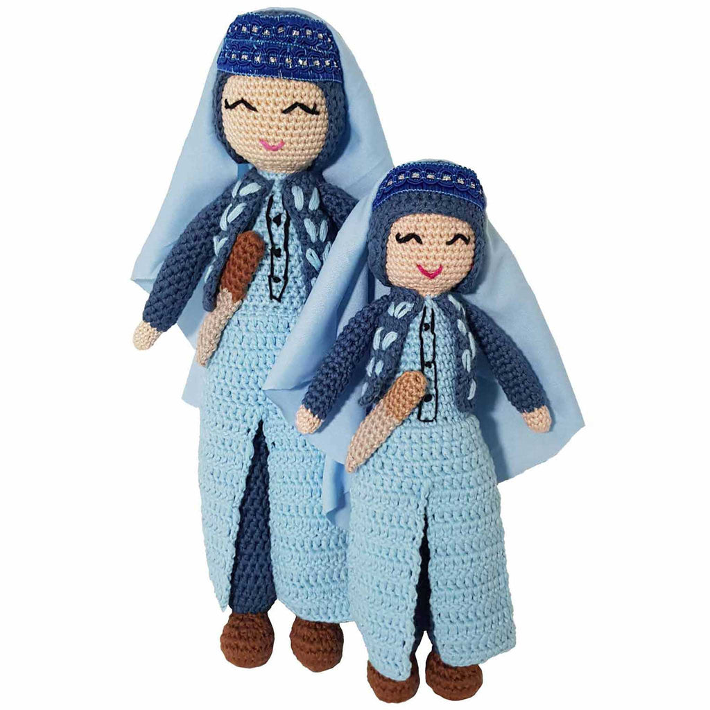 alt="Two handmade crochet female Ertugrul dolls small and large with light blue and dark blue dress and hijab with small dagger on the waist"